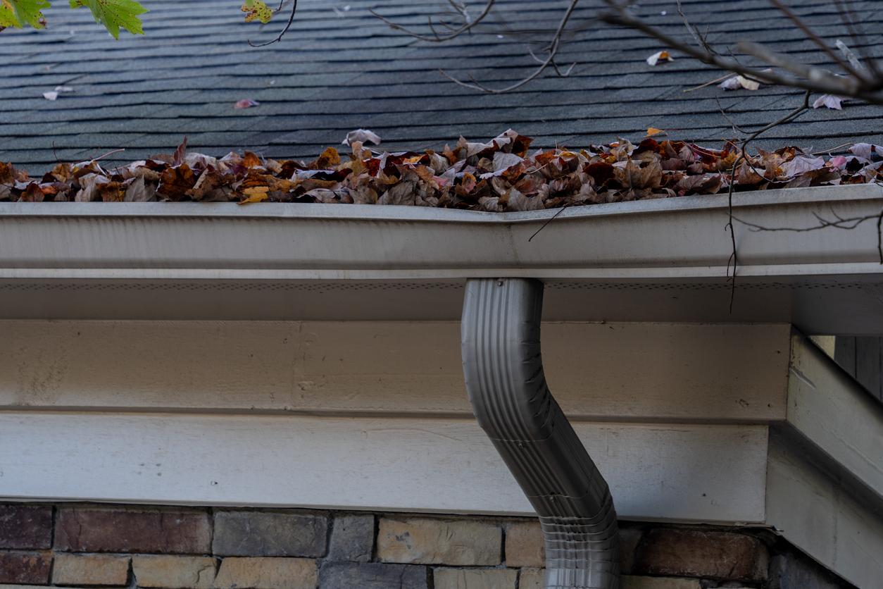 Repairing gutter on a house